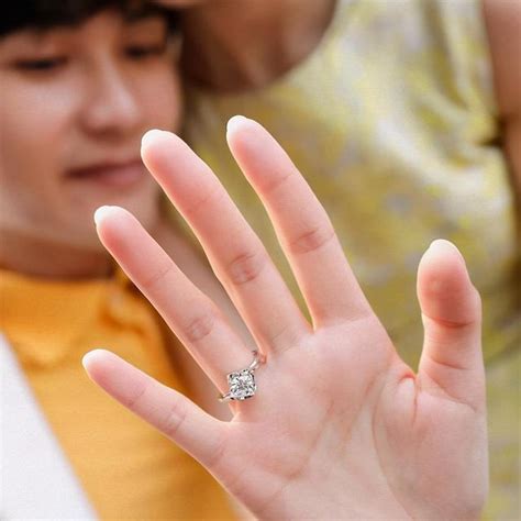 为什么好多人把钻戒戴在中指 女人戒指正确戴法_婚庆知识_婚庆百科_齐家网