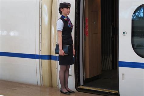 郑太高铁乘务员小姐姐为何个个青春靓丽、落落大方、服务周到?-大河网