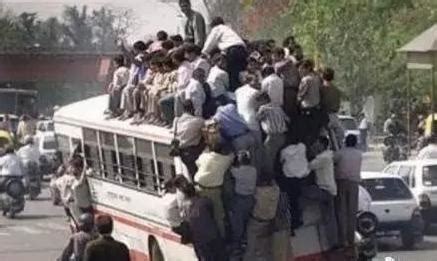 印度公交车车顶上都坐满人，却很少见到女乘客，她们坐独立三轮车