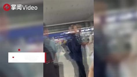 张杰谢娜现身上海高铁站遭跟拍，助理突然冲上来暴打路人手机_新浪新闻