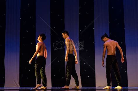 男性舞者表演现代舞高清图片下载-正版图片500194386-摄图网
