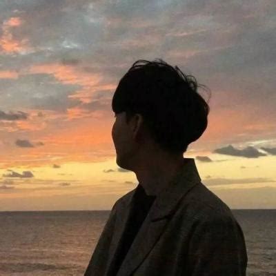 非主流男生侧身头像
