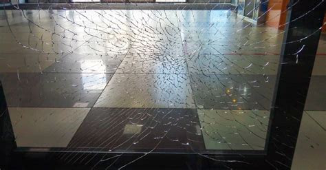 玻璃裂纹破碎玻璃片元素素材下载-正版素材402055872-摄图网