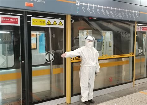 顶高温保障列车安全进出 谢谢特殊的地铁高架站务员-龙泉新闻网