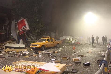 四川省成都市一居民楼突发爆炸，致1男子坠楼身亡