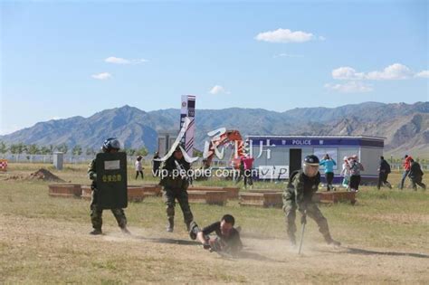 新疆阿勒泰公安边防支队官兵在清理受阻道路-中国长安网