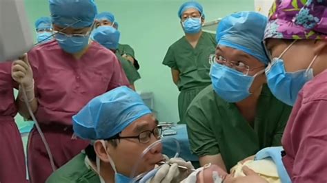 刚出生宝宝术后引发白肺医生跪地抢救：不停加压吹氧_腾讯视频