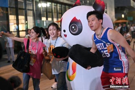 （成都大运会）参赛运动员在大运村与“蓉宝”互动 - 国内新闻 - 陕西网
