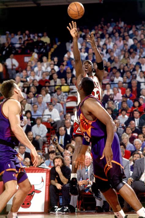 1993年的今天，乔丹在总决赛G4中拿到55分8篮板4助攻（37投21中）