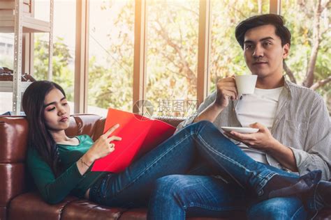 快乐的亚洲情侣在家的关系和生活方式高清图片下载-正版图片306452102-摄图网