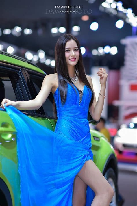 很有料的极品气质巨乳美女白色内衣比基尼写真图集