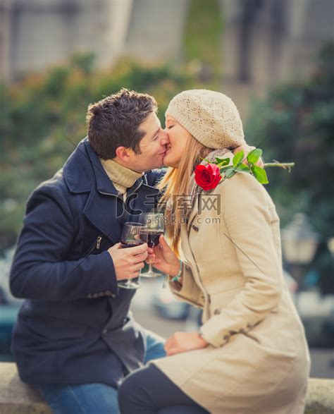 情侣在情人节接吻的一朵玫瑰高清摄影大图-千库网