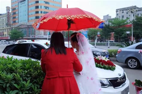 新郎把新娘抱背景场上,新娘着婚礼花高清图片下载-正版图片300136796-摄图网