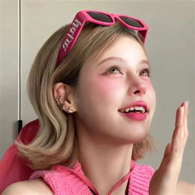 不经意间的甜美女生头像
