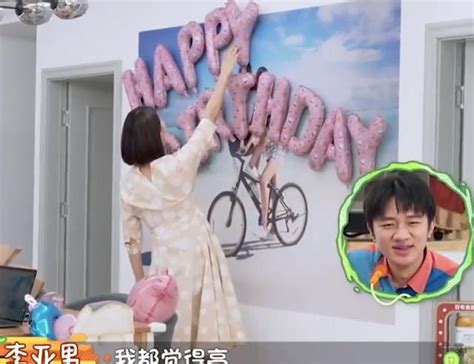 王祖蓝携妻子女儿庆祝43岁生日，被孩子们亲吻脸颊，教她们说粤语
