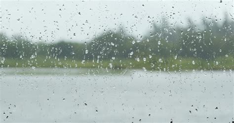 窗外下雨的窗口视图高清摄影大图-千库网