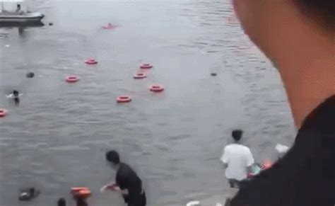 贵州安顺大巴坠江目击者：水库正在放水救人 500米内被封锁_凤凰网视频_凤凰网