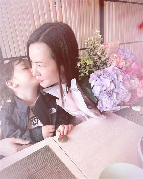 陈山聪携妻儿出去吃饭提前庆祝母亲节 儿子献吻给妈妈很幸福