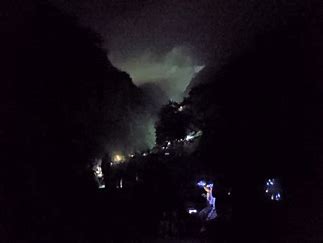 夜爬泰山两山头游客开强光互射对骂 的图像结果