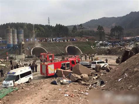 成都在建隧道爆炸 施工车被震碎现场下泥雨 - 华声新闻