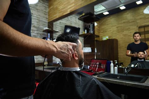 一个凶残的理发师剪了印度人的头高清图片下载-正版图片506441078-摄图网