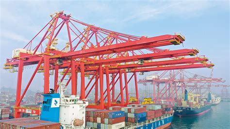 货轮停靠在山东日照港集装箱码头进行装卸作业-中国质量新闻网