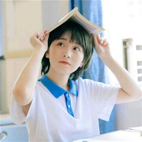 女生温柔校服头像