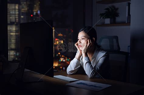 女性深夜加班劳累高清图片下载-正版图片501282103-摄图网