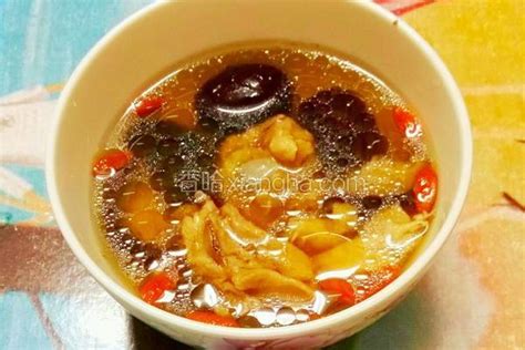 红枣枸杞香菇鸡汤的做法_菜谱_香哈网