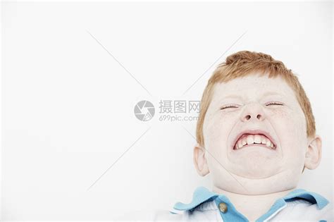 男孩做鬼脸高清图片下载-正版图片501846503-摄图网