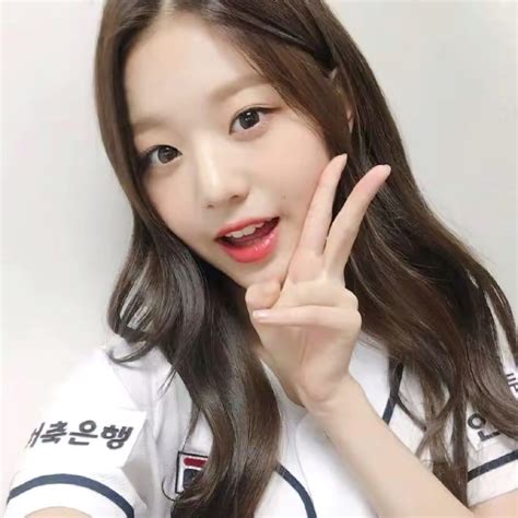 比耶手势甜美女生头像俏皮