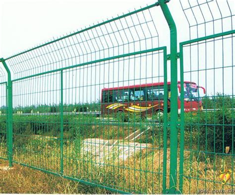 工人正在给120套框架护栏网价格装车_南京律和护栏网厂