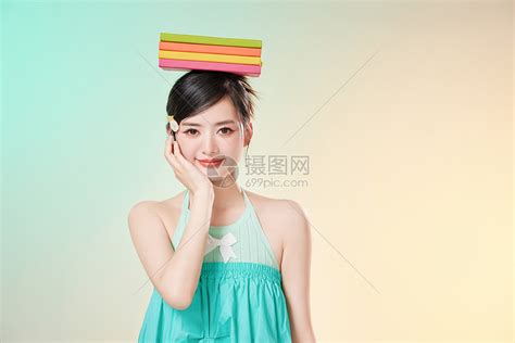 甜美女生头像拿着书