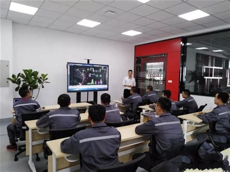 兴义机场援助帮扶点安龙县钢厂村50盏太阳能路灯完成安装 - 兴义