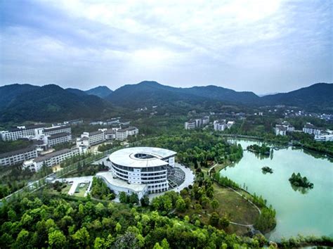 中国教育在线：浙江农林大学：正是枫红杏黄时 校园处处是美景-浙江农林大学