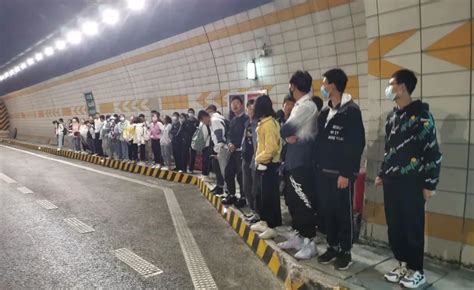 大客车故障，46名学生被困隧道！宁夏交警紧急救援！