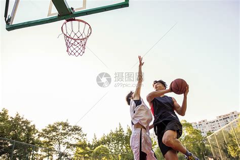 打篮球单挑高清图片下载-正版图片501331202-摄图网