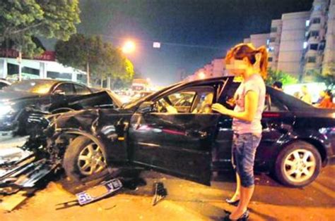 女子错踩油门撞死三轮车司机，旁边找车位男子被定次责_凤凰网资讯_凤凰网