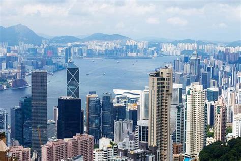 国安法落地，香港人盼经济回暖