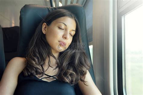 年轻漂亮的女人坐在火车上睡觉火车乘客坐高清图片下载-正版图片503381976-摄图网