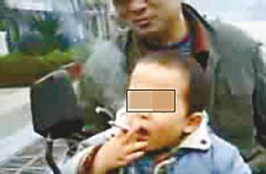 两岁小孩熟练抽烟视频遭网友谴责(图)_新闻中心_新浪网
