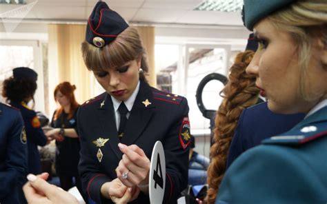 俄罗斯女兵英姿飒爽，阅兵式上，俄军混编女兵方队接受检阅，她们分别来自俄罗斯陆军和空天军，俄罗斯美女女兵|ZZXXO