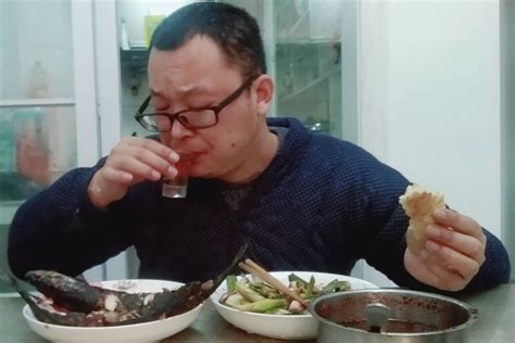 大铁锅炖牛肉豆腐，山东小伙生啃洋葱解腻，大口吃肉喝酒，真解馋_凤凰网视频_凤凰网