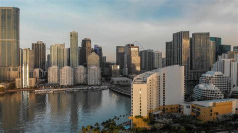 落日在布里克尔的办公楼和公寓大厦之间，迈阿密在日落-无人机拍摄视频素材_ID:VCG42N1211848652-VCG.COM