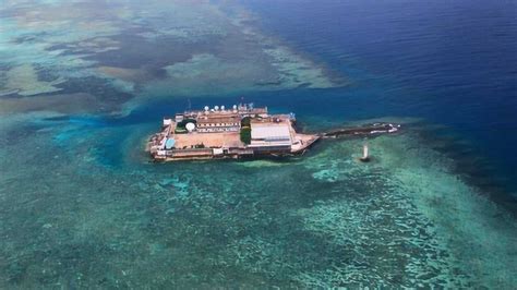 航拍美济礁，吹填成南海最大的岛屿，人工建了条2700米飞机跑道
