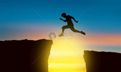 跳过悬崖的人图片-日落时在两座山峰之间跳过悬崖的人素材-高清图片-摄影照片-寻图免费打包下载