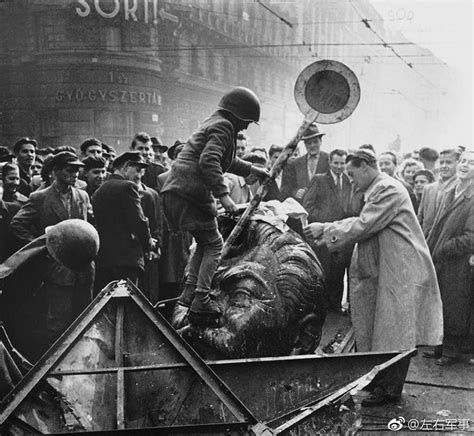 1956年匈牙利十月事件中，一座斯大林铜像在布达佩斯街头被砸毁