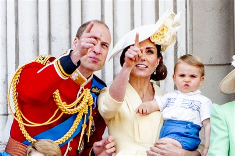 英国王室庆祝女王官方生日 路易小王子嘟嘴萌爆了