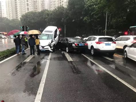 视频：责任定了！拿证两年的“新手”司机，试驾误操作致五车连环相撞_深圳新闻网