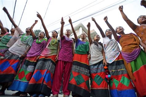 尼泊尔65名女子举行废奴活动 要求判定女奴非法_公益_环球网